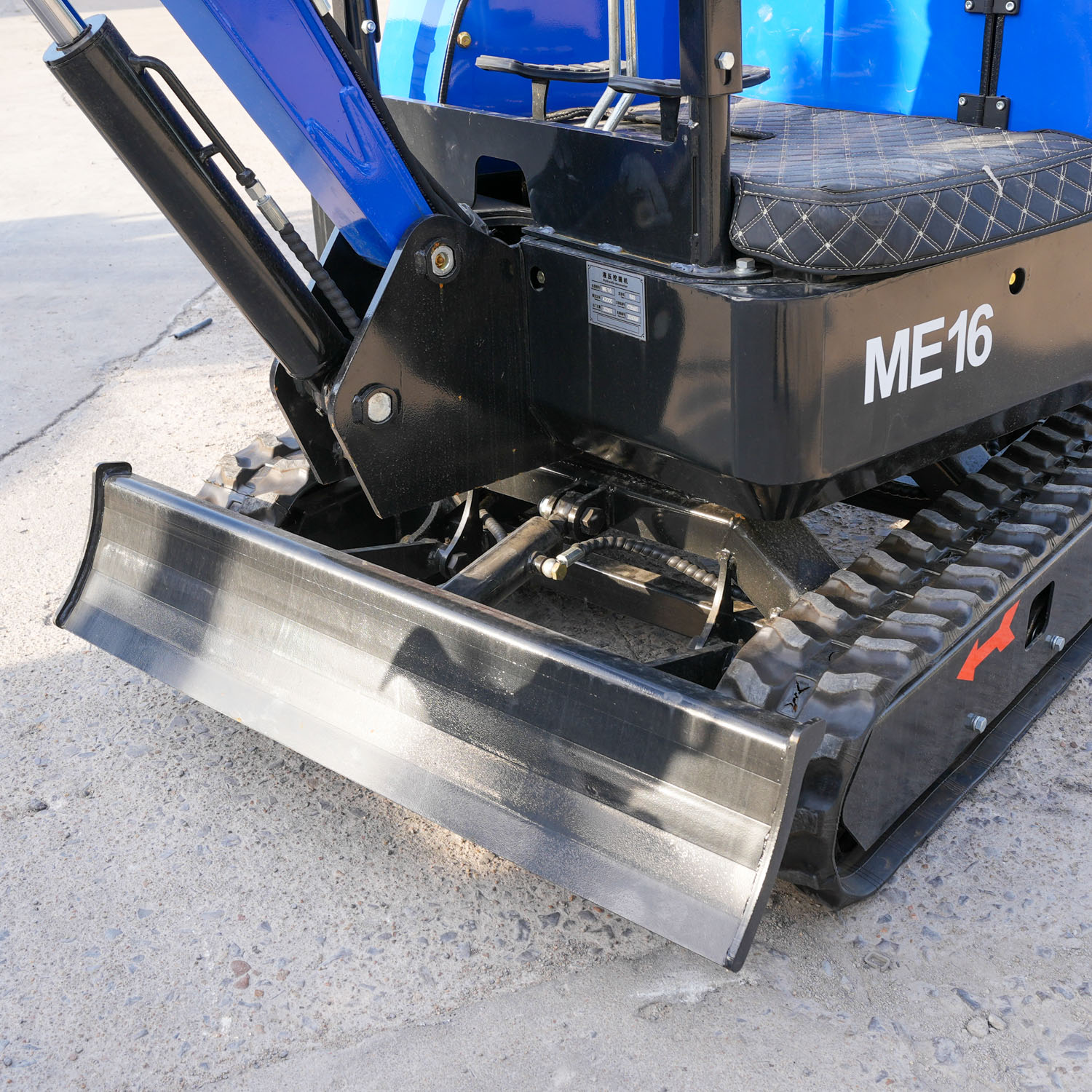 Compact Mini Excavator with Protective Canopy (6)