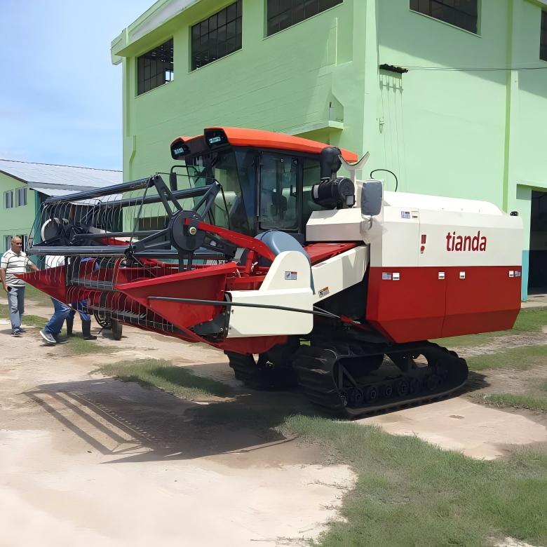 Rubber track combine harvester for paddy field with cabin