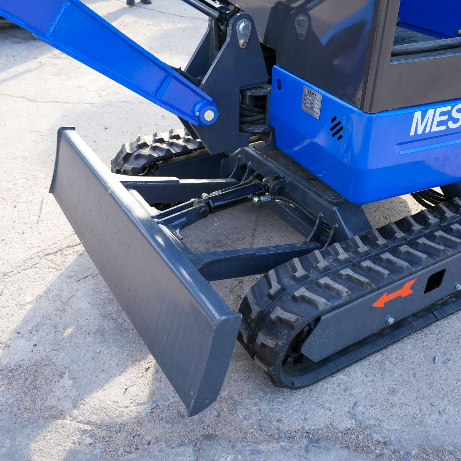 Mini Excavator with Enclosed Cabin (9)