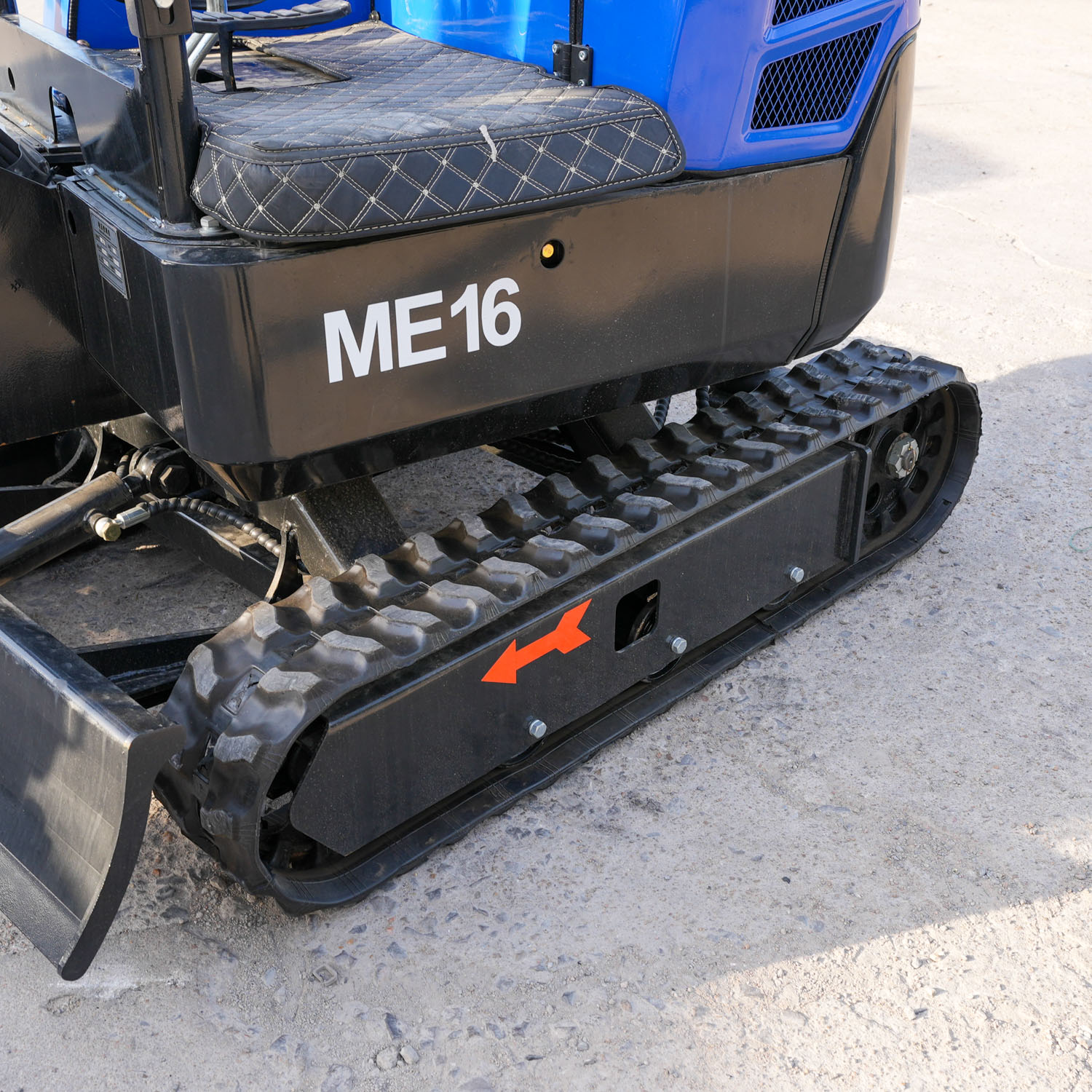 Compact Mini Excavator with Protective Canopy (7)