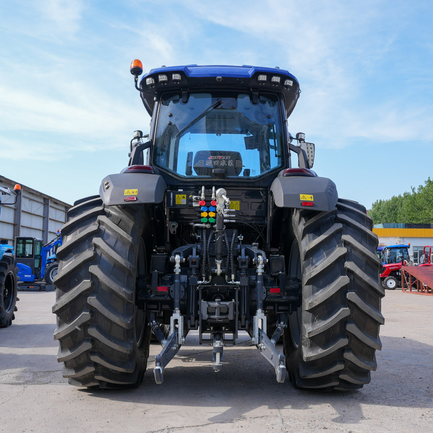 180HP210HP260HP 4WD Large Power Enclosed Cabin Tractor (1)