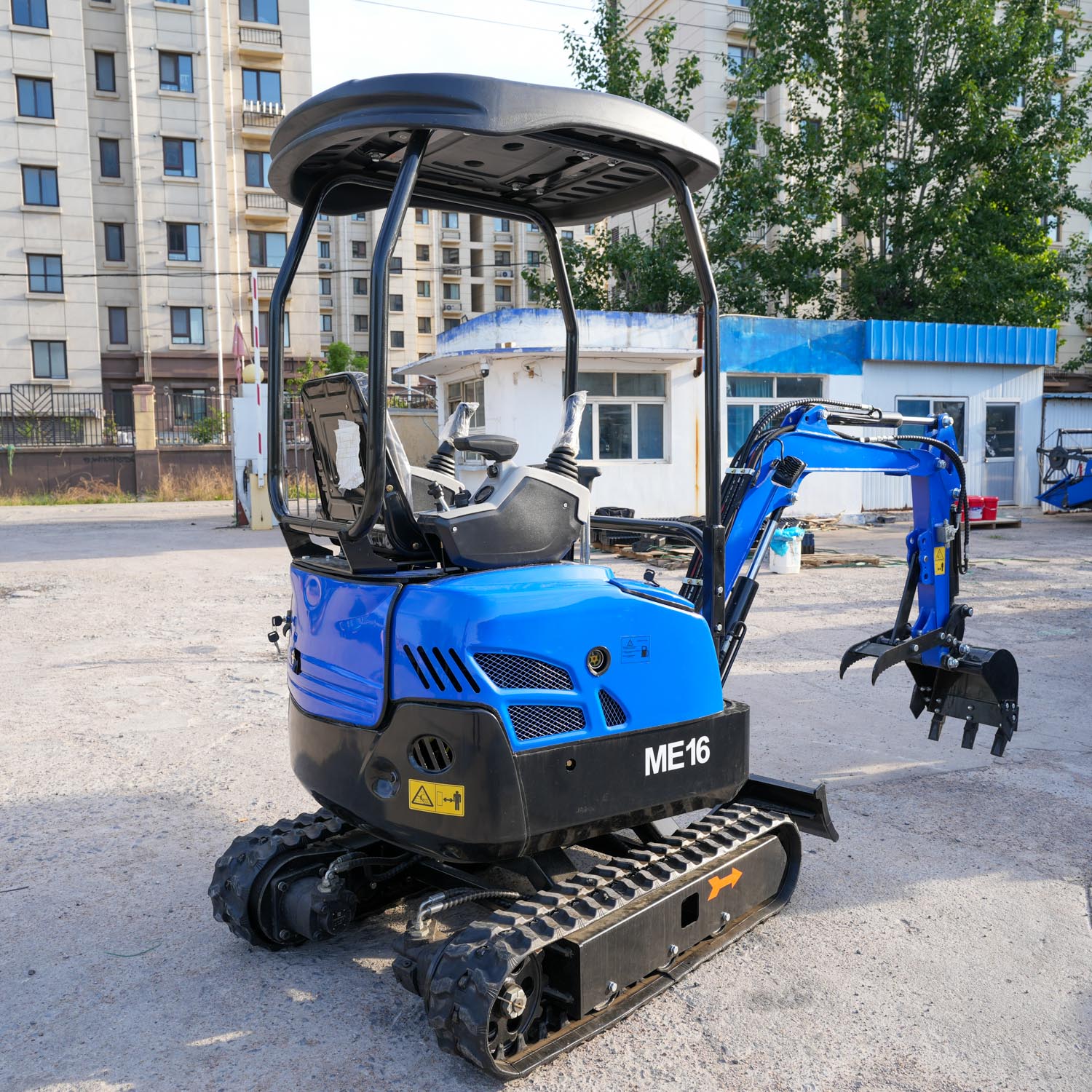 Compact Mini Excavator with Protective Canopy (10)